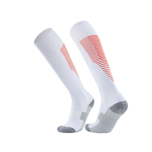 Chaussettes de football blanches mi-hautes avec rayures rouges, respirantes, en spandex et polyester, chaussettes de sport pour adultes, chaussettes de football d'été - Product Image 1