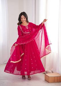 Presentamos un nuevo conjunto de fiesta de diseñador con top, pantalón y dupatta con bordados elaborados. - Product Image 2