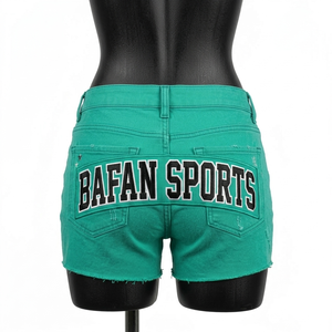 Shorts de mezclilla para mujer, 320 GSM, algodón, color verde, desgastados, con cinco bolsillos, logotipo personalizado. - Product Image 6