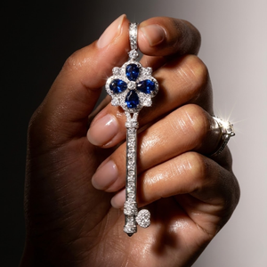 Bijoux sur mesure Logo Meilleure qualité Or blanc massif 18 carats Saphir Pendentif classique en forme de clé pour femme Soirée - Product Image 1