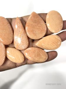 พลอยอะเมโซไนต์สีชมพูธรรมชาติทรงหลวมแบบคาโบชอง ขนาดคละไซส์ ประมาณ 20 ถึง 30 มม. - Product Image 4