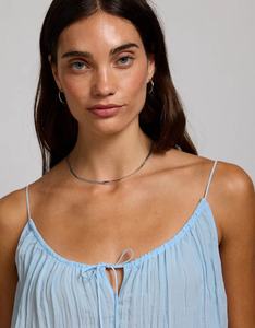 Robe d'été élégante en coton bleu ciel froissé sans manches pour femme, col en V profond, longueur midi, coupe évasée - Product Image 2