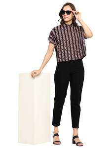 Camisa Oversize de Algodón Negro con Estampado Geométrico para Mujer, Diseñada para Uso Casual Internacional con Cuello y Mangas Cortas - Product Image 6