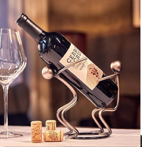 Divertido soporte para botellas con forma de perro dachshund gris. Estante creativo con forma de animal para mascotas. Disponible a precios de mayorista. - Product Image 6