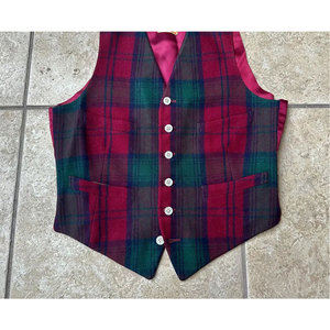 Gilet traditionnel écossais en flanelle de laine à carreaux verts et rouges, taille extra petite, avec ajusteurs latéraux à boucle, fait main - Product Image 3