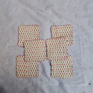 Juego de posavasos de algodón acolchado con estampado de hojas de Buti en crema y rojo, hecho a mano, con diseño floral pequeño, decoración de mesa ecológica y reversible. - Product Image 5