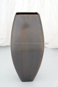 Par de Macetas Decorativas Antiguas de Plata Oxidada con Patrones Verticales Acanalados y Relieve de Vid, Duraderas y Ligeras - Product Image 6