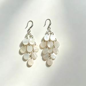 Boucles d'oreilles en forme de coquillage faites à la main, en nacre naturelle, forme goutte d'eau, crochet en argent, bijoux artisanaux - Product Image 2