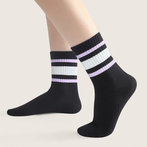 Chaussettes de sport professionnelles personnalisées pour la course, le yoga et le basketball, séchage rapide, respirantes, écologiques, doublure en coton pour l'automne, hauteur genou - Product Image 3