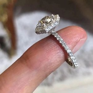 Bague de fiançailles et de mariage classique de luxe en or 14 carats avec diamant rond de 2 carats cultivé en laboratoire, certifié IGI, sertissage invisible, pour les fêtes - Product Image 3