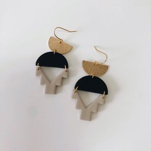 Boucles d'oreilles en résine élégantes, finition brillante, design moderne, durables, luxe, mode, par des artisans expérimentés, accessoires de bijoux - Product Image 4