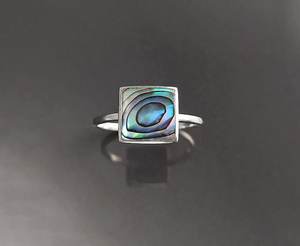 แหวนเปลือกหอยเป๋าฮื้อ เงินแท้ 925 ดีไซน์สี่เหลี่ยมเรียบง่าย สะท้อนแสงสีฟ้าเขียวธรรมชาติ เครื่องประดับที่ไม่เหมือนใคร - Product Image 4