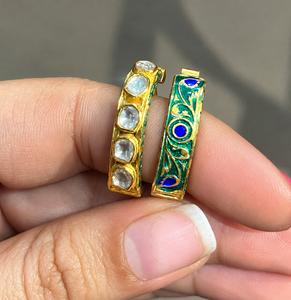 Exclusivos Pendientes con Incrustaciones de Meenakari en Vidrio Verde Azulado y Baño de Oro de 18K |   Aros Vintage de Joyería India Tradicional para Mujer de Jaipur - Product Image 4