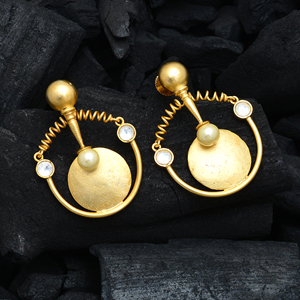 Boucles d'oreilles pendantes contemporaines plaquées or pour femmes, bijoux indiens faits à la main en acier inoxydable pour fiançailles et anniversaire - Product Image 3
