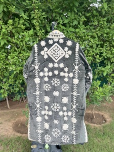 เสื้อแจ็คเก็ตบอมเบอร์ยาวสำหรับผู้หญิง งานถักมือสุดหรู ตกแต่งด้วยงานปักกำมะหยี่ เหมาะสำหรับฤดูหนาว |   เสื้อคอตั้งปักลายดอกไม้สไตล์อินเดีย - Product Image 5