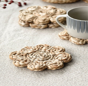 Sous-verres en rotin rose tressé faits à la main, garnis de coquillages de cauris naturels, disponibles à prix de gros. - Product Image 3