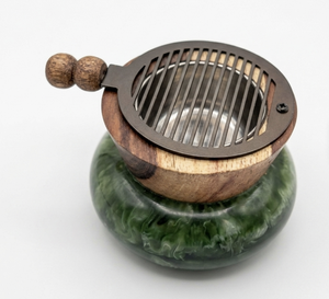 Brûleur d'encens en bois de santal fait main avec grille métallique, base verte, diffuseur aromatique, encensoir en bois, utilisation toute saison - Product Image 1