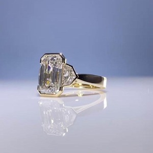 Anillo de Compromiso con Corte Esmeralda y Engaste de Bisel, Oro Amarillo de 14K, Certificado IGI, Claridad VVS+, Diamante Cultivado en Laboratorio de 3.00CT, Estilo Minimalista - Product Image 4