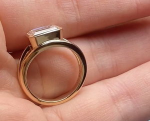 Anillo Minimalista con Moissanita Corte Esmeralda y Engaste de Bisel en Oro Amarillo de 14K/18K – Anillo de Compromiso Geométrico Personalizado para Mujer - Product Image 5