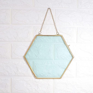 Cadre photo hexagonal mural décoratif en verre transparent avec bordure en laiton de qualité supérieure, idéal pour photos et décoration murale. - Product Image 1