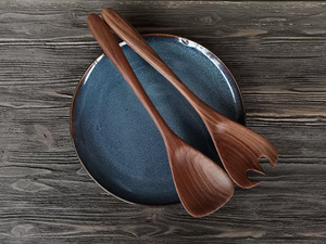 Ensemble de service à salade en bois de noyer, fourchette et cuillère en bois sculptés à la main pour la cuisine - Product Image 5