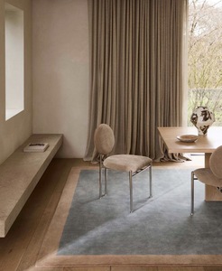 พรมพื้นที่สีน้ำเงินทันสมัยพร้อมขอบสีเบจ – พรมขนนุ่มสำหรับตกแต่งห้องนั่งเล่น ห้องนอน และบ้าน - Product Image 1