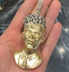Collar de cadena de oro macizo 3D con colgante de cabeza de rapero XXXTentacion, estilo hip-hop, con incrustaciones de esmaltes de colores y diseño de tatuajes faciales. - Product Image 1