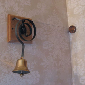 Sonnette de porte traditionnelle en fer avec élégante chaîne suspendue pour porte d'entrée, entrée de jardin et décoration rustique de la maison - Product Image 1