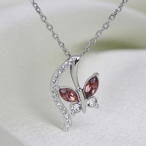 Joli pendentif papillon orné de cristaux <span class=keywords><strong>Swarovski</strong></span> Bijoux hypoallergéniques <span class=keywords><strong>Collier</strong></span> Daisini plaqué or 18 carats pour femme - Product Image 5