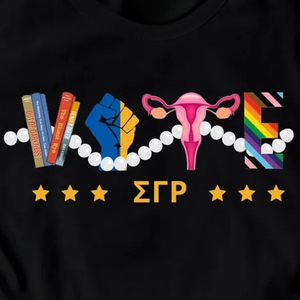 เสื้อยืดสีดำลายกราฟิก "New Vote" สำหรับผู้หญิง ลายพิมพ์กราฟิกสมาคมนักศึกษากรีก แขนสั้น คอกลม สไตล์ลำลอง เสื้อยืดพิมพ์ลายข้อความเกี่ยวกับการลงคะแนนเลือกตั้ง แบบสั่งทำได้ - Product Image 3
