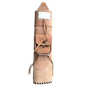 Carcaj de cuero para arco recurvo con bolsillo y correa, color canela - Product Image 1