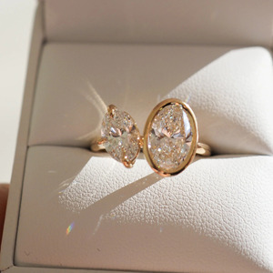 Bague de fiançailles de luxe Toi et Moi en diamant de laboratoire avec coupe ovale personnalisable en or jaune et bijoux fins - Product Image 3