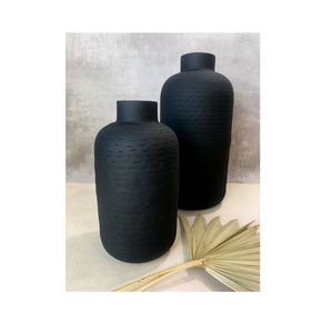 Jarrón de Metal Negro Mate Nórdico al por Mayor |   Florero Geométrico Creativo para Flores Secas |   Jarrón Decorativo de Mesa Estilo Ins - Product Image 1