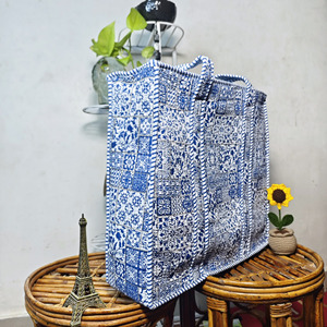 กระเป๋าโท้ทผ้าฝ้ายสีน้ำเงินเย็บมือลายควิลท์ ซิปเปิด-ปิด  ลายโซ่เพ้นท์มือสไตล์อินเดีย  ใช้สะพายไหล่  สำหรับช้อปปิ้ง ใช้ได้ทุกวัน เป็นมิตรกับสิ่งแวดล้อม - Product Image 6