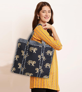 Sac fourre-tout matelassé léger en coton fait main, imprimé tigre, design réversible pour l'été et l'automne, idéal pour le shopping, la plage, à porter à l'épaule - Product Image 4