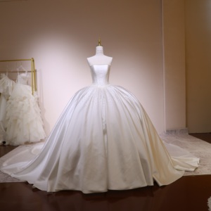Robe de bal asymétrique vert émeraude avec perles délicates, fleurs brodées, col en V, sans manches, longueur ras du sol et traîne détachable - Product Image 4