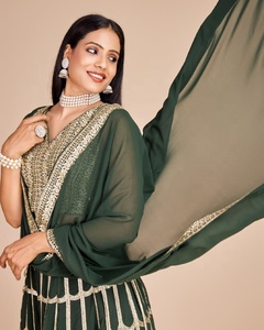 Fil de Style Traditionnel Paillettes Broderie Travail Lehenga Choli Couleurs Riches Superbes Embellissements de Miroir à Vendre-Indien - Product Image 3