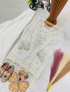 Ensemble de salwar kameez blanc traditionnel brodé pour fille, pour mariage et occasions spéciales, provenant d'un fournisseur indien - Product Image 3