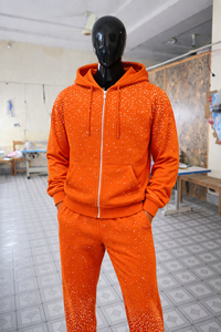 Conjunto deportivo de hombre con sudadera con capucha y pantalones de chándal con pedrería naranja brillante, con cremallera, estilo urbano, informal y deportivo. - Product Image 6