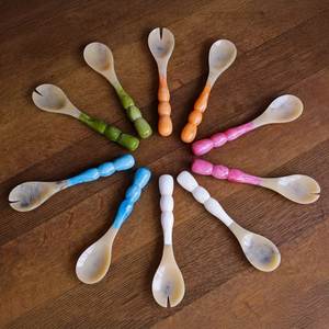 Lot de 2 cuillères écologiques en résine naturelle, idéales pour le camping, les fêtes de mariage, avec manche perlé crème et orange - Product Image 1