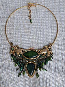 Collier brodé de perles de verre gracieuses Mélange parfait d'artisanat traditionnel et d'élégance contemporaine - Product Image 3