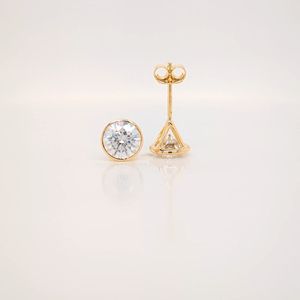Pendientes de Diamantes Redondos de Corte Brillante Cultivados en Laboratorio de Alta Calidad, Oro Sólido de 18K, Certificados por IGI - Product Image 4
