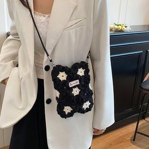 Bolso Bandolera de Ganchillo con Flores, Patrón Floral Blanco y Negro, Correa Única, Cierre de Cremallera, Bolso de Hombro de Moda para Mujer - Product Image 1