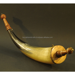 Cuerno natural de búfalo para beber, cuerno para tocar y cuerno para polvos, disponible con correas de cuero de la India. - Product Image 1