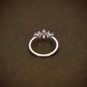 Bague à cinq pierres en diamant taille marquise en or blanc, alliance de mariage élégante, bague d'anniversaire minimaliste, cadeau de bijoux de mariée - Product Image 2