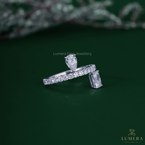 Anillo de compromiso y boda de lujo con diamante de laboratorio de 1.67 quilates, color elegante, oro blanco de 14K, pavé, corte pera radiante, banda abierta cruzada para mujer - Product Image 3
