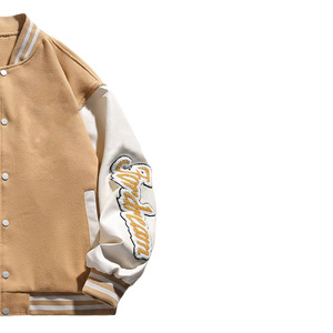Chaqueta Varsity Ecológica para Hombre, Diseño de Parches en Color Bronceado y Blanco, Letras '23 Backman', Corte Regular, Cuello Alto, Estilo Casual para Otoño - Product Image 2