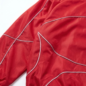 เสื้อแจ็คเก็ตแบบสวมหัวสีแดงแต่งแถบสะท้อนแสง ซิปครึ่งตัว เสื้อกีฬาน้ำหนักเบาพร้อมแถบตัดสี |   ยูนิเซ็กซ์ รับผลิตแบบ OEM/ODM แบรนด์ส่วนตัว - Product Image 4