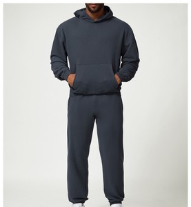 Ensemble sweat à capuche et pantalon de jogging décontracté pour homme avec poche kangourou – Survêtement deux pièces ample et décontracté – Vente en gros - Product Image 1