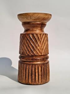 Support de bougie en bois sculpté compact, style artisanal - Product Image 2